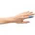 Hand mit blauem Soft Foam Pflaster am Finger