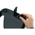 Hand legt Batterien in DURABLE Abfallsammler NO TOUCH ein
