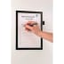 DURABLE Magnetrahmen DIN A4 mit Grippeschutzimpfung 2015 Formular und Hand, die mit Stift schreibt