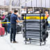 Transportwagen ShuttleTrac mit 12 bis 18 Gurtpfosten in einem belebten Flughafen