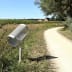 Abfallsammler für Radwege mit schräger Haltung aus Metall mit 114 Liter Fassungsvermögen an einem ländlichen Radweg