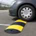 Fahrbahnschwelle Temposchwelle Click in Gelb und Schwarz mit Auto auf Asphalt