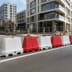 Fahrbahnteiler RoadGuard aus Kunststoff in rot und weiß auf einer Baustelle in einer Stadt