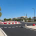 Fahrbahnteiler RoadGuard aus Kunststoff in rot und weiß auf einer Straßenkreuzung bei klarem Himmel