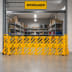 Mobile Absperrung Flex-Guard aus Kunststoff, faltbar, gelbe Absperrung vor Lagerraum mit Regalen und Kartons